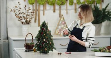 İşteki çiçekçi: Çam dallarıyla köknar şeklinde güzel Noel süslemesi nasıl yapılır. 