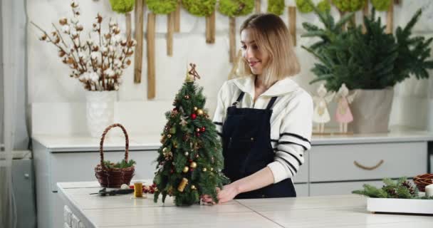 Ανθοπωλείο στη δουλειά: Πώς να κάνει όμορφη διακόσμηση των Χριστουγέννων σε σχήμα ελάτης χρησιμοποιώντας thuja κλαδιά. — Αρχείο Βίντεο