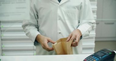 Eczaneden ilaç almak. İlaç paketini eczane teslim etti..