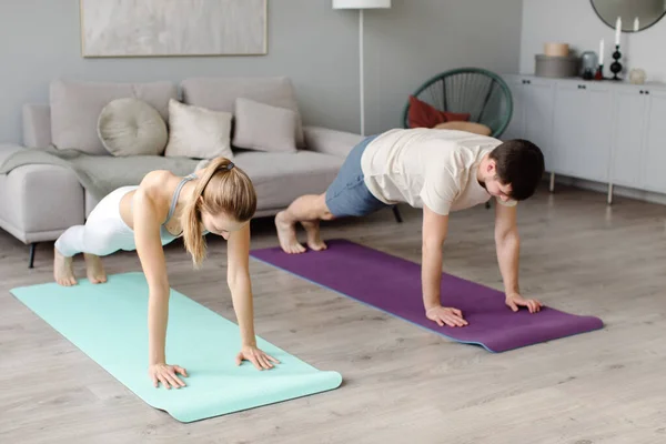Birkaç kişi evde yoga yapıyor. Amuda kalk. ev egzersizleri