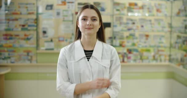 Женщина-фармацевт, женщина-химик, стоящая в аптеке. Фармакология, медицина, лечение. — стоковое видео