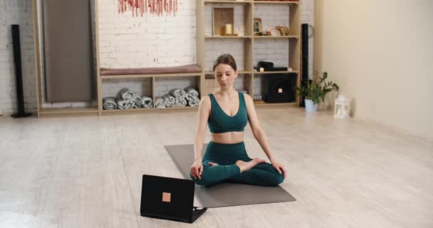 做网上瑜伽的女人女教练员在视频会议上讲授阿萨那语. — 图库视频影像