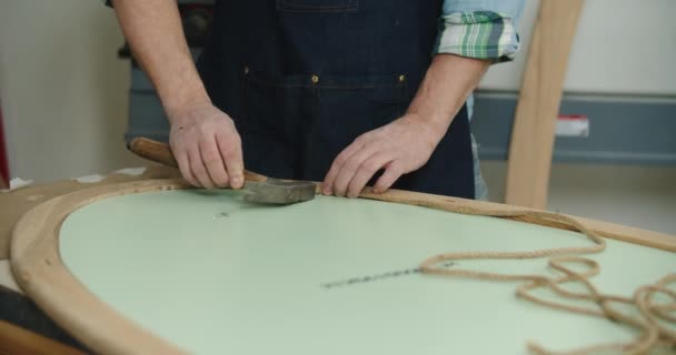 Carpinteiro Trabalhar Com Martelo Pregos Prega Uma Corda Uma Parte — Vídeo de Stock
