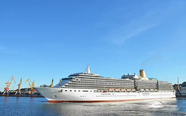 Cruise travel ship — Stock Photo, Image
