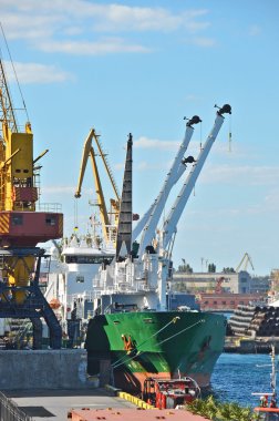 toplu yük gemisi liman vinç altında