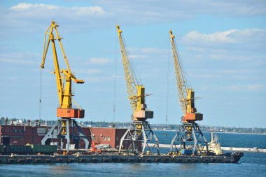 Römorkör ve yük treni bağlantı noktası altında vinç