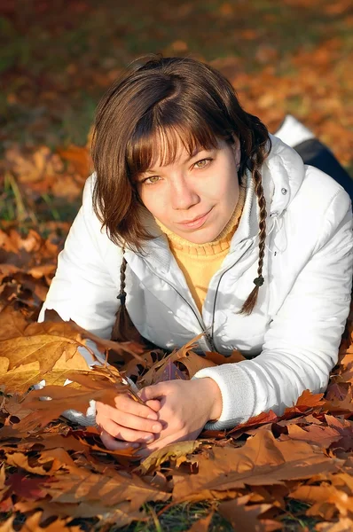 Herbstfrau — Stockfoto