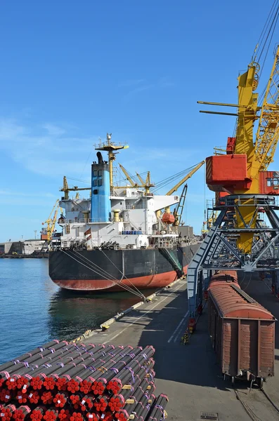 Grúa de carga, tubería, tren y barco —  Fotos de Stock