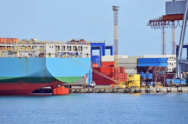 Cargo crane and ship — Stock Photo, Image