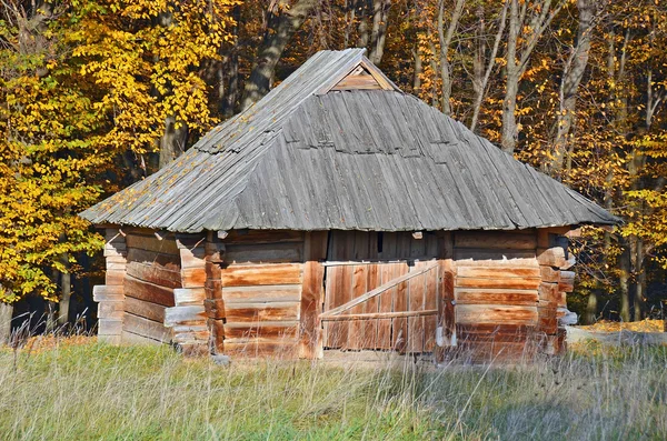 Antico fienile in legno — Foto Stock