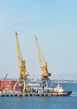 Römorkör ve yük treni bağlantı noktası altında vinç