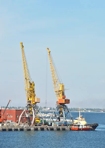 Tugboat and freight train under port crane — Stock Photo, Image