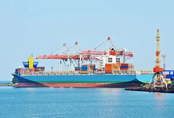 Lading kraan en schip — Stockfoto