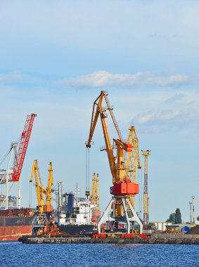 toplu yük gemisi liman vinç altında