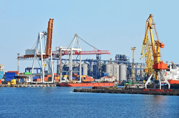 Cargo crane and ship — Stock Photo, Image