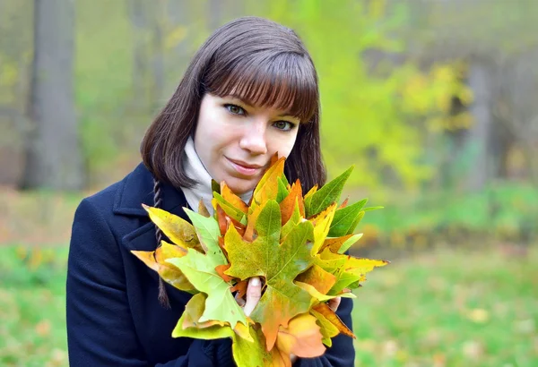 Mladá žena s podzimními listy — Stock fotografie