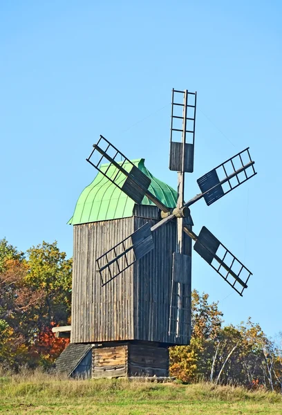 Vecchio mulino a vento — Foto Stock
