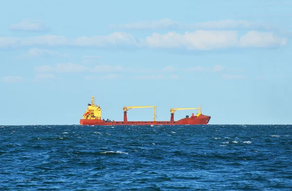 Navio de carga a granel no horizonte — Fotografia de Stock