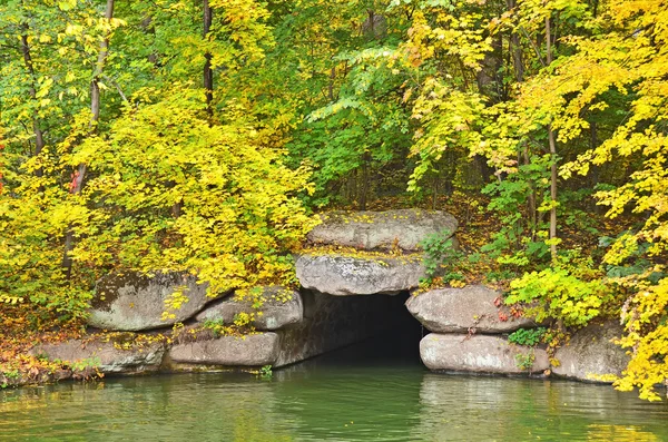 Őszi park fa felett grotto — Stock Fotó