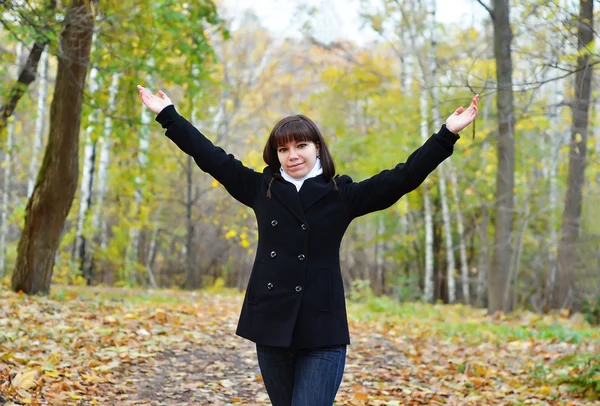 Jonge vrouw genieten van herfst aard — Stockfoto