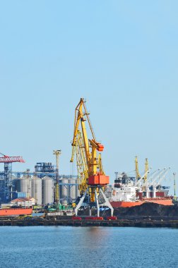 toplu yük gemisi liman vinç altında