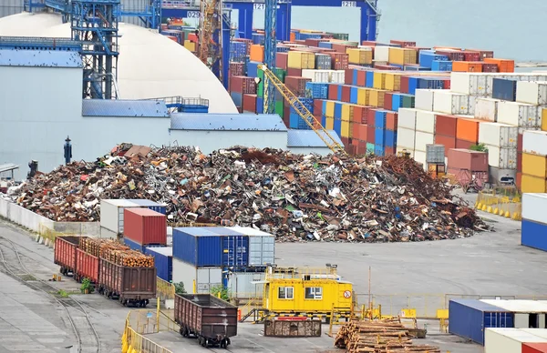 hurda metal, konteyner ve ahşap bağlantı noktası