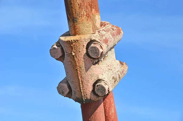 Ржавый кабель мостового столба — стоковое фото