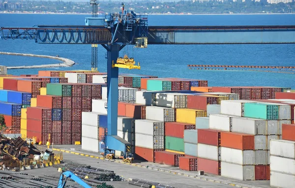 Konteyner liman kargo vinç altında