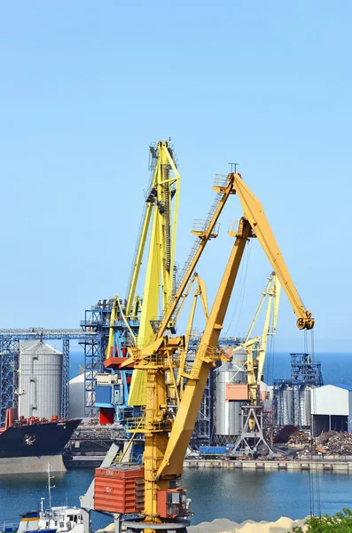 Grúa de carga, barco y secador de grano — Foto de Stock