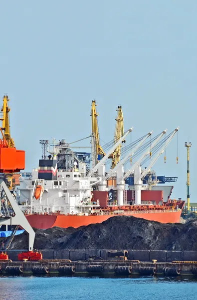 Gru da carico, nave, treno e carbone — Foto Stock