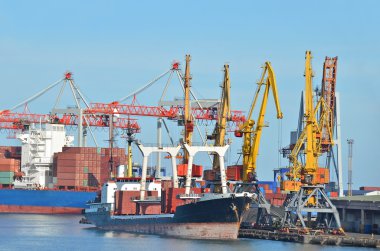 toplu yük gemisi liman vinç altında