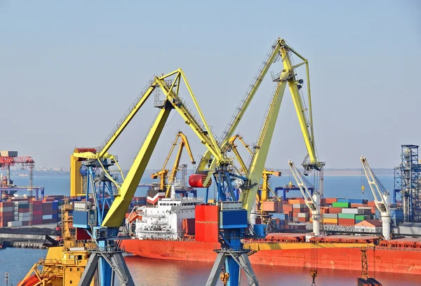 Lading kraan en schip — Stockfoto