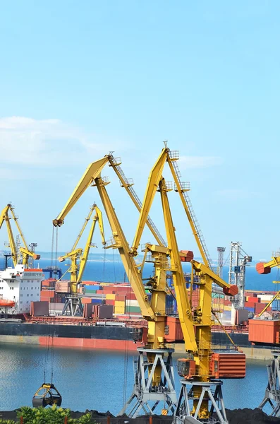 Cargo crane, ship and coal — Stock Photo, Image