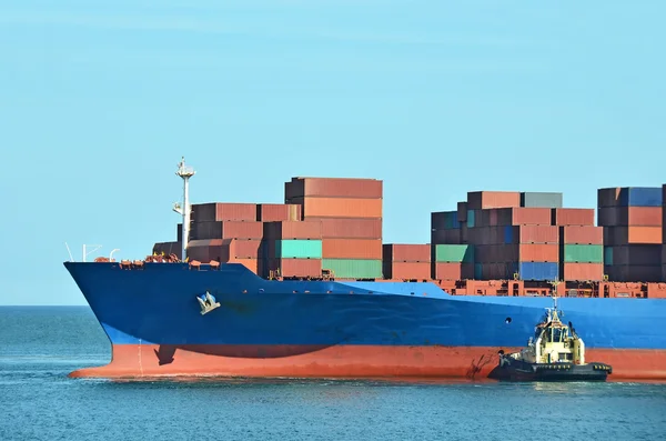 Pila de contenedores en el buque de carga —  Fotos de Stock