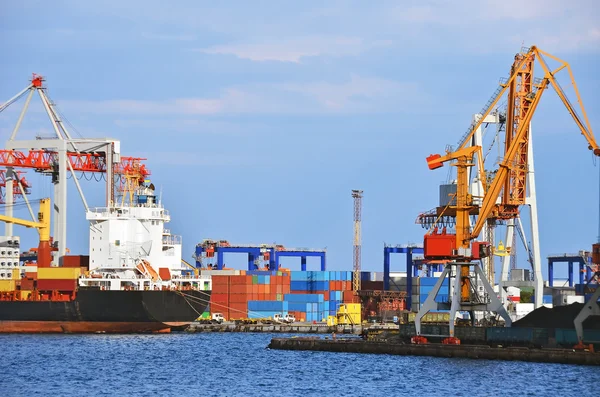 Lading kraan en schip — Stockfoto