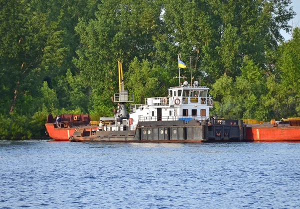 Tugboat pomáhat člun — Stock fotografie