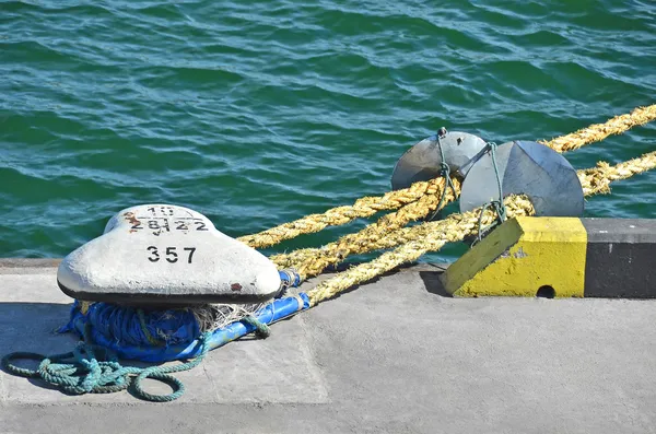 Oude mooring bolder — Stockfoto