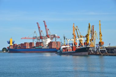 toplu yük gemisi liman vinç altında