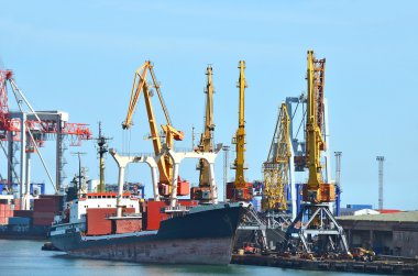 toplu yük gemisi liman vinç altında