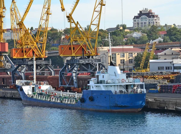 Navio de carga a granel sob guindaste portuário — Fotografia de Stock