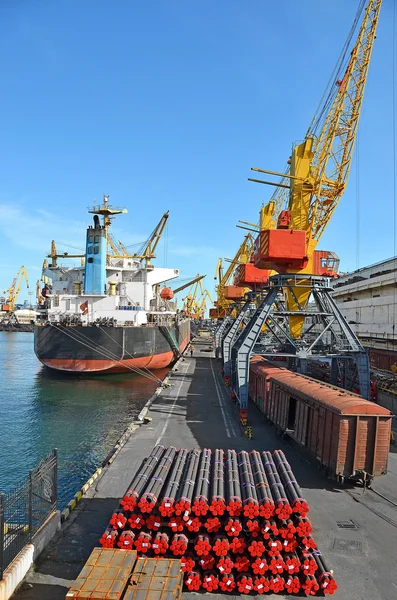 Bulk cargo ship under port crane — Stock Photo, Image