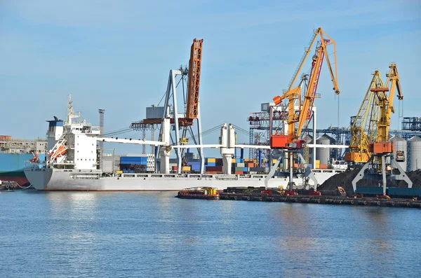 Bulk cargo ship under port crane — Stock Photo, Image