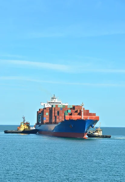 Konteyner nakliye gemisi yığında