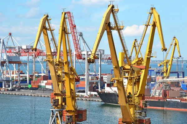 Cargo crane and ship — Stock Photo, Image