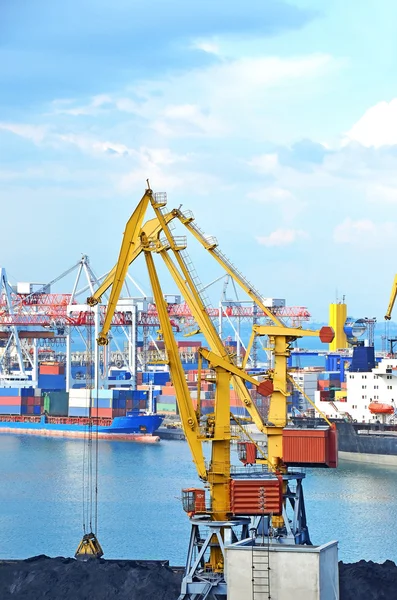 Cargo crane and ship — Stock Photo, Image