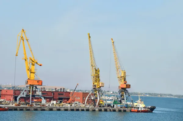 Sleepboot en goederentrein onder poort kraan — Stockfoto