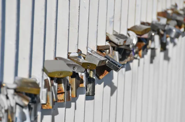 Lock on bridge railing — Stock Photo, Image