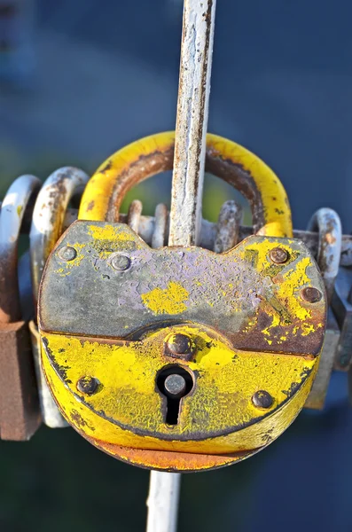 Vergrendelen op brug leuning — Stockfoto