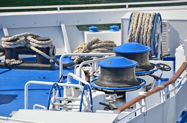 Anchor winch with chain — Stock Photo, Image