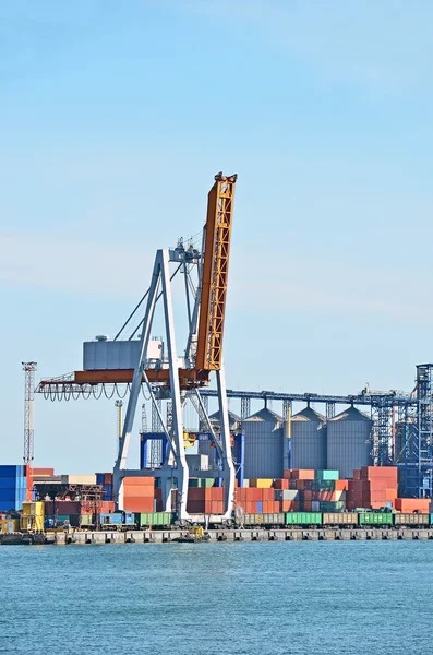 Poort lading kraan en container — Stockfoto